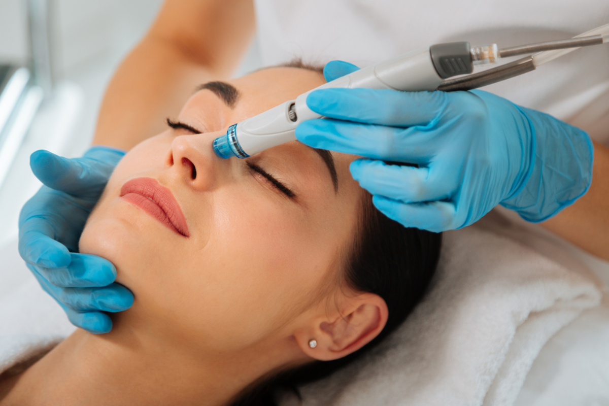 What_Is_the_Difference_Between_Aquafacial_and_Hydrafacial_637357621833745199-1200x800